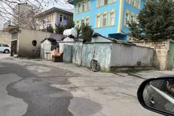 Satılır Qaraj Nərimanov Heykəlində