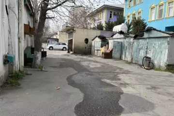 Satılır Qaraj Nərimanov Heykəlində