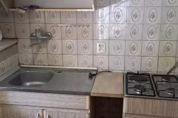 Satılır Köhnə Tikili Elmler Akademiyasıda