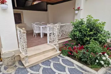 Satılır Həyət Evi Sabunçu Qəsəbəsida