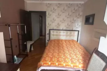 Satılır Köhnə Tikili Elmler Akademiyasıda