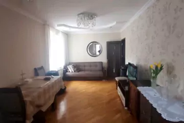 Satılır Köhnə Tikili Elmler Akademiyasıda