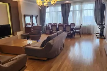 Satılır Yeni Tikili Elmler Akademiyasıda