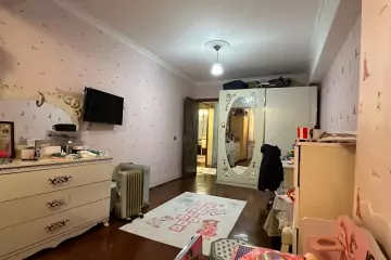 Satılır Köhnə Tikili Elmler Akademiyasıda
