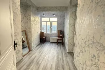 Satılır Köhnə Tikili Elmler Akademiyasıda
