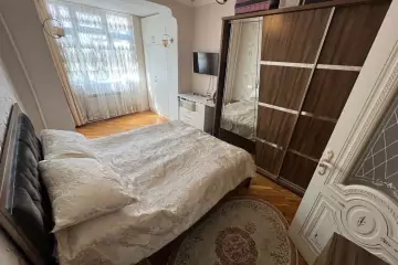Satılır Köhnə Tikili Heydər əliyev Parkıda