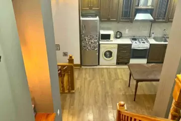 Aylıq Kirayə Köhnə Tikili Mərkəzdə