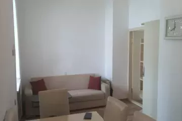 Aylıq Kirayə Köhnə Tikili İçərişəhərdə