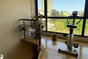 Satılır Köhnə Tikili Elmler Akademiyasıda