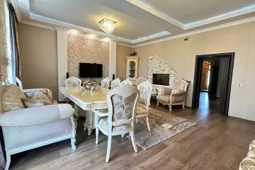 Satılır Köhnə Tikili Elmler Akademiyasıda