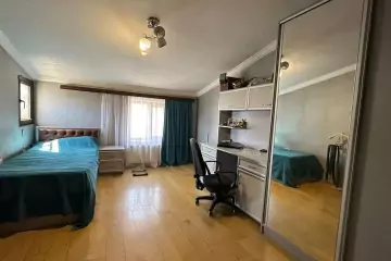 Satılır Köhnə Tikili Elmler Akademiyasıda