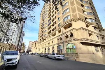 Satılır Yeni Tikili Elmler Akademiyasıda