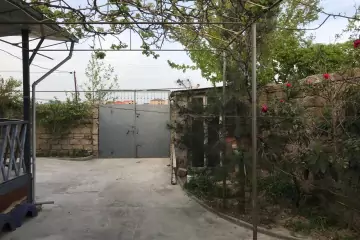 Satılır Həyət Evi Binədə
