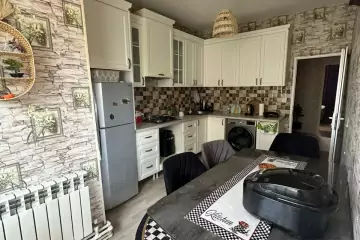 Satılır Köhnə Tikili Elmler Akademiyasıda
