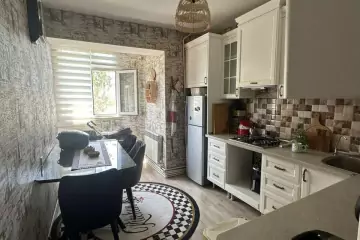 Satılır Köhnə Tikili Elmler Akademiyasıda