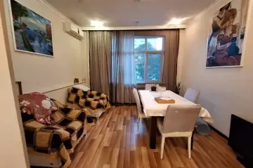 Satılır Köhnə Tikili Elmler Akademiyasıda