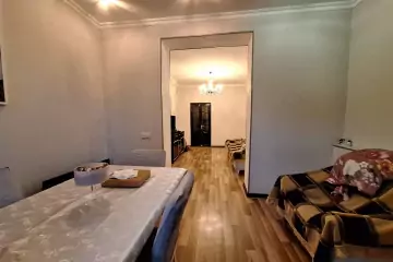 Satılır Köhnə Tikili Elmler Akademiyasıda