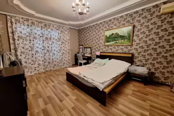 Satılır Köhnə Tikili Elmler Akademiyasıda