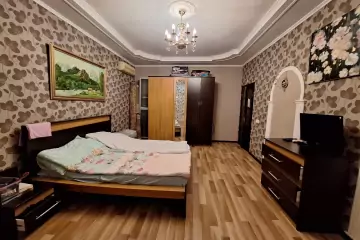 Satılır Köhnə Tikili Elmler Akademiyasıda