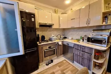 Satılır Köhnə Tikili Elmler Akademiyasıda