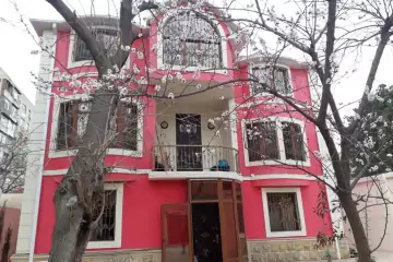 Satılır Həyət Evi Bakı Kinoteatrıda