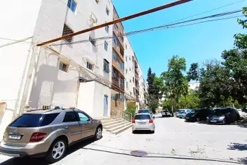Satılır Köhnə Tikili 8-ci Kilometrdə