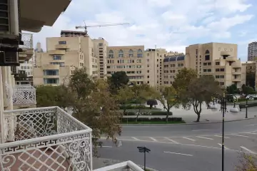 Satılır Köhnə Tikili Elmler Akademiyasıda