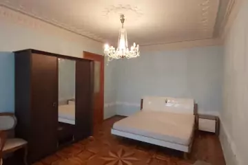Satılır Köhnə Tikili Elmler Akademiyasıda