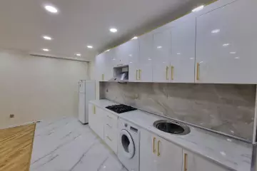 Satılır Köhnə Tikili Elmler Akademiyasıda