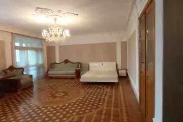 Satılır Köhnə Tikili Elmler Akademiyasıda