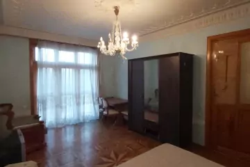 Satılır Köhnə Tikili Elmler Akademiyasıda
