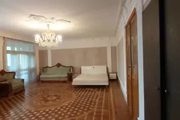 Satılır Köhnə Tikili Elmler Akademiyasıda