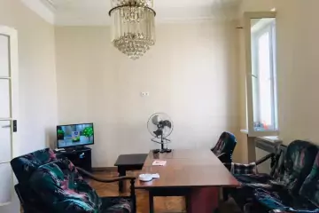 Satılır Köhnə Tikili Elmler Akademiyasıda