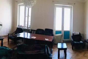 Satılır Köhnə Tikili Elmler Akademiyasıda