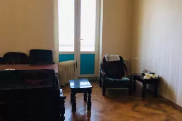 Satılır Köhnə Tikili Elmler Akademiyasıda