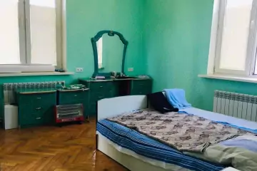 Satılır Köhnə Tikili Elmler Akademiyasıda