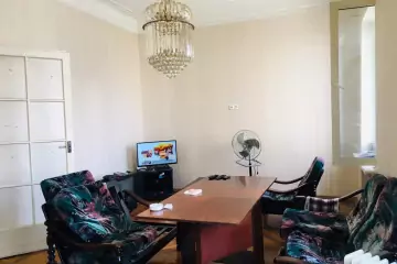 Satılır Köhnə Tikili Elmler Akademiyasıda