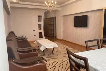 Satılır Köhnə Tikili Heydər əliyev Parkıda