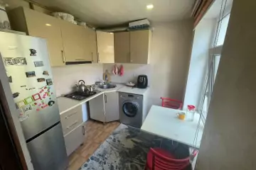 Satılır Köhnə Tikili Elmler Akademiyasıda