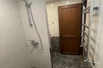 Satılır Köhnə Tikili Elmler Akademiyasıda