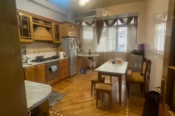 Satılır Yeni Tikili Heydər əliyev Mərkəzində