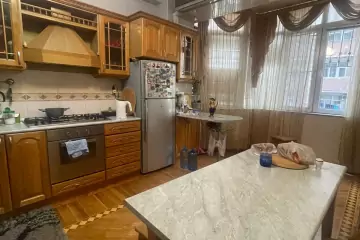 Satılır Yeni Tikili Heydər əliyev Mərkəzində