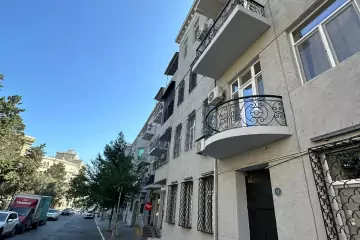 Satılır Köhnə Tikili İçərişəhərdə