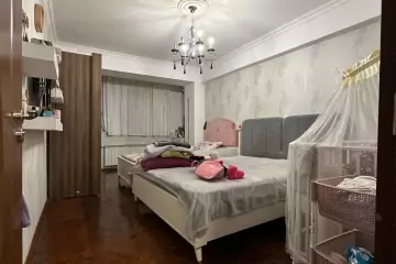 Satılır Köhnə Tikili Elmler Akademiyasıda