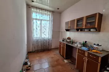 Satılır Köhnə Tikili Elmler Akademiyasıda