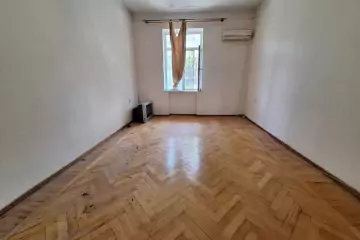 Satılır Köhnə Tikili Elmler Akademiyasıda
