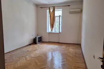 Satılır Köhnə Tikili Elmler Akademiyasıda