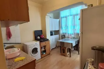 Satılır Köhnə Tikili Elmler Akademiyasıda