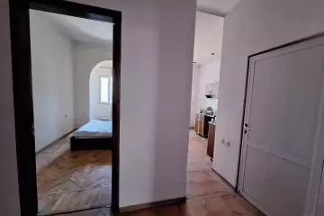 Satılır Köhnə Tikili Elmler Akademiyasıda