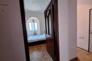 Satılır Köhnə Tikili Elmler Akademiyasıda